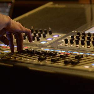 結婚式の音響オペレーターをお探しでしたらハミングバードへご連絡ください
